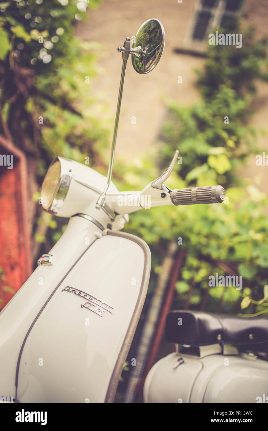 Manillar y carcasa frontal de la icónica Innocenti Lambretta scooter, Morbegno, provincia de Sondrio, Valtellina, Lombardía, Italia, Europa Foto de stock
