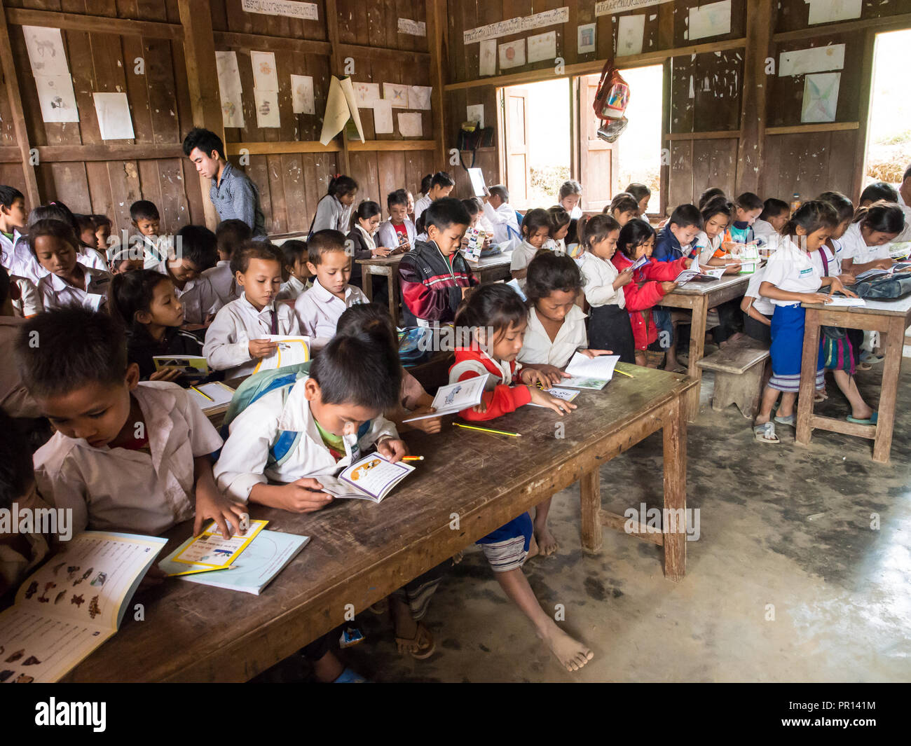 La escuela primaria aula llena de estudiantes, Houy Mieng village, Laos, Indochina, en el sudeste de Asia, Asia Foto de stock