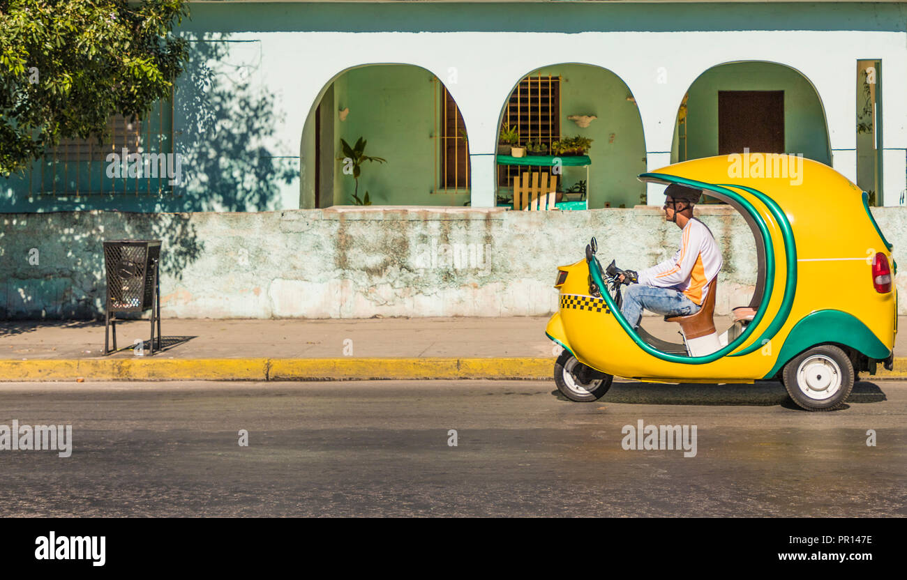 Un colorido local taxi pequeño llamado coco, en Varadero, Cuba, Las Antillas, América Central Foto de stock