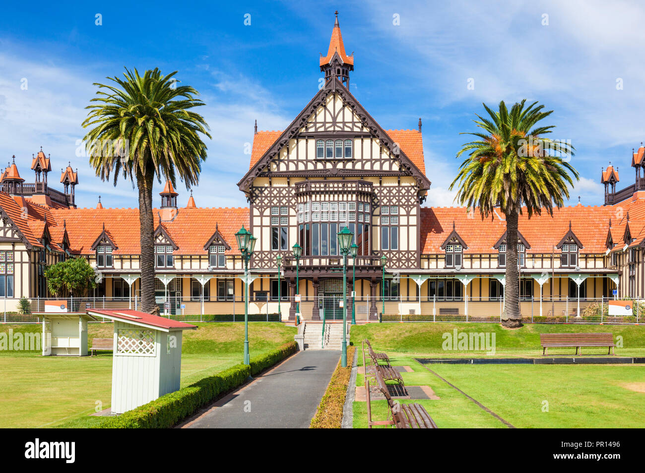 Estilo Tudor Rotorua Museo y los Jardines del Gobierno, Rotorua, Isla del Norte, Nueva Zelanda, el Pacífico Foto de stock