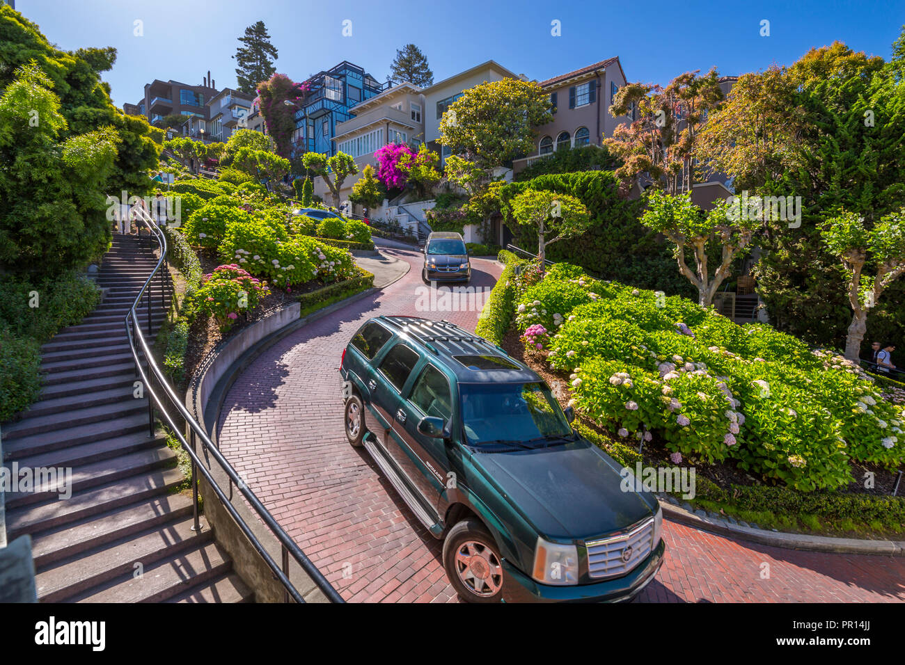 Coches en Lombard Street, San Francisco, California, Estados Unidos de América, América del Norte Foto de stock