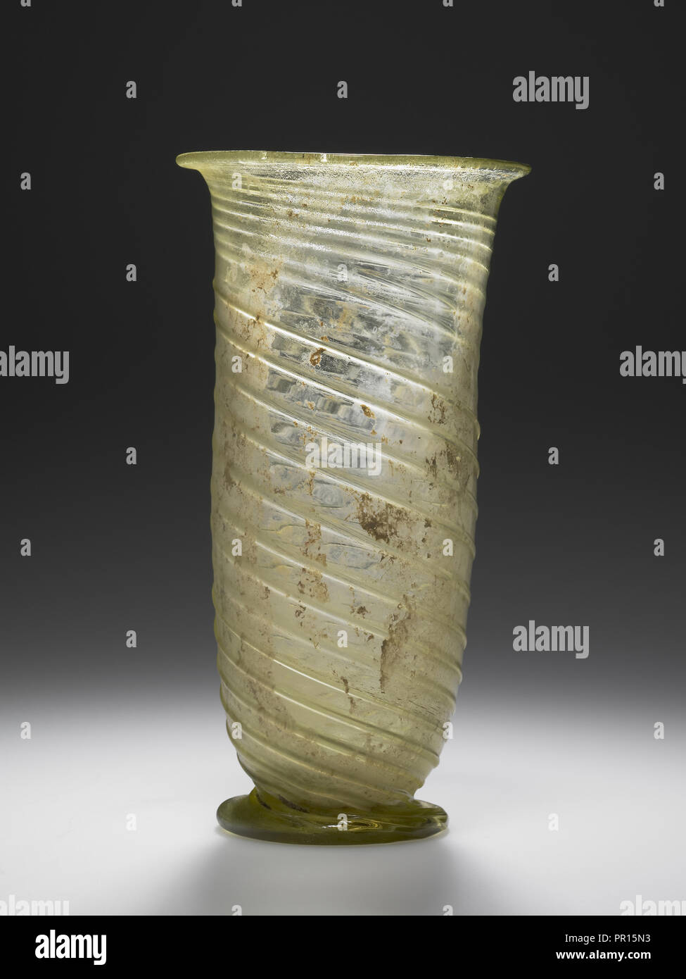 Vaso de precipitado; Imperio Romano; siglo iv; vidrio; 14,2 x 7,6 cm, 5 9,16 x 3 Foto de stock