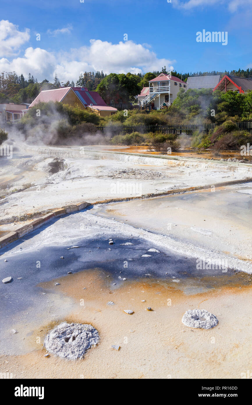 Geotérmica Terrazas con depósito mineral de escorrentía, villa termal Whakarewarewa, Rotorua, Isla del Norte, Nueva Zelanda, el Pacífico Foto de stock