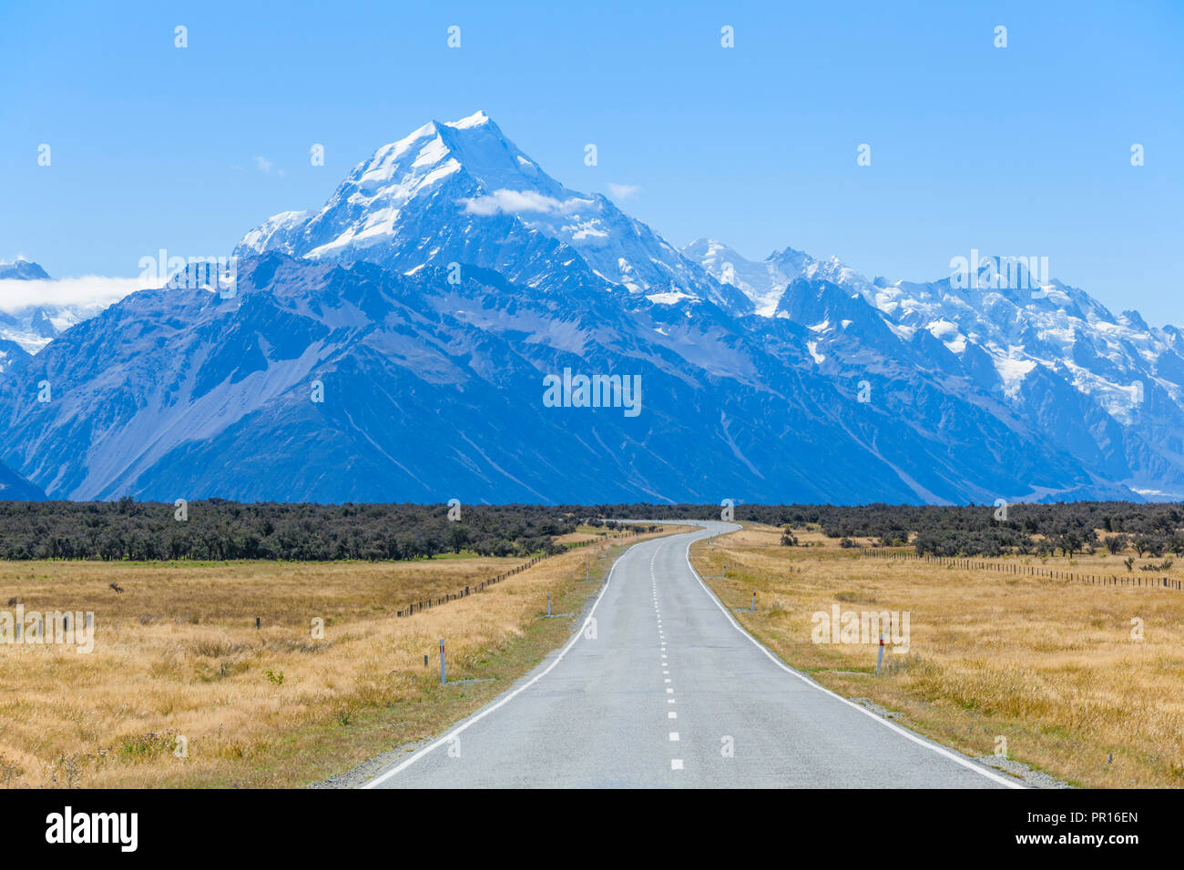 El monte Cook, la carretera vacía a la autopista 80, Parque Nacional del Monte Cook, Sitio del Patrimonio Mundial de la UNESCO, Isla del Sur, Nueva Zelanda, el Pacífico Foto de stock