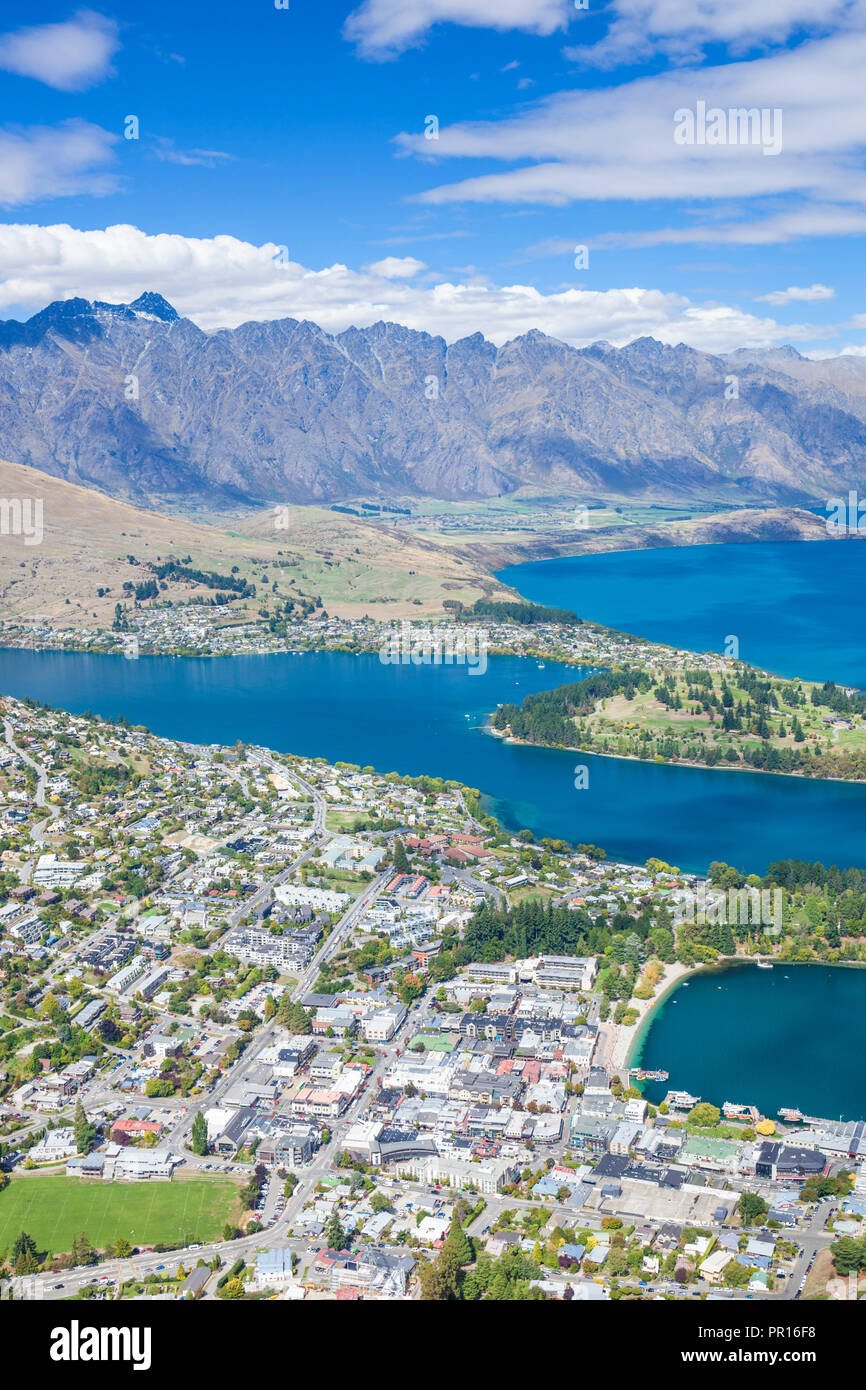 Vista aérea del centro de Queenstown, el centro de la ciudad, el Lago Wakatipu y las montañas Remarkables, Queenstown, Otago, Isla del Sur, Nueva Zelanda Foto de stock