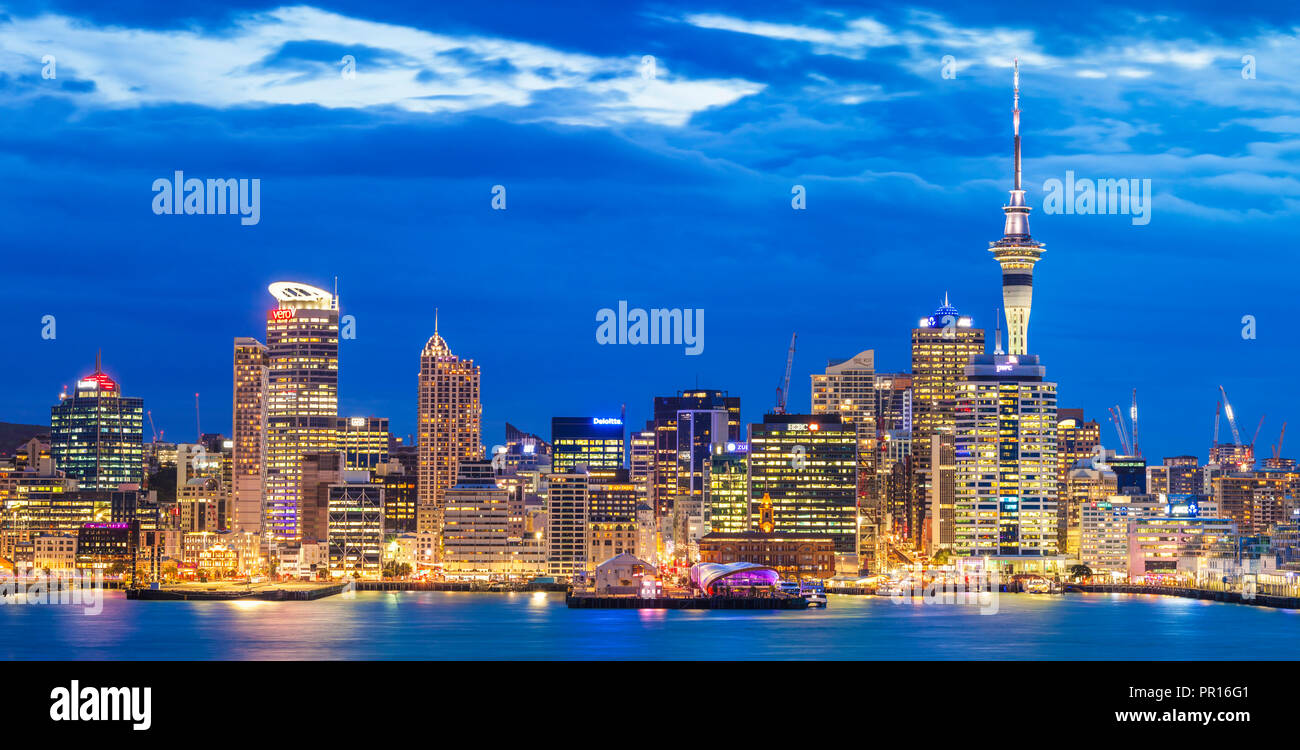 Skyline de Auckland, el Sky Tower, el puerto de Waitemata, el CDB, y la zona de Wharf de la costanera, Auckland, Isla del Norte, Nueva Zelanda, el Pacífico Foto de stock