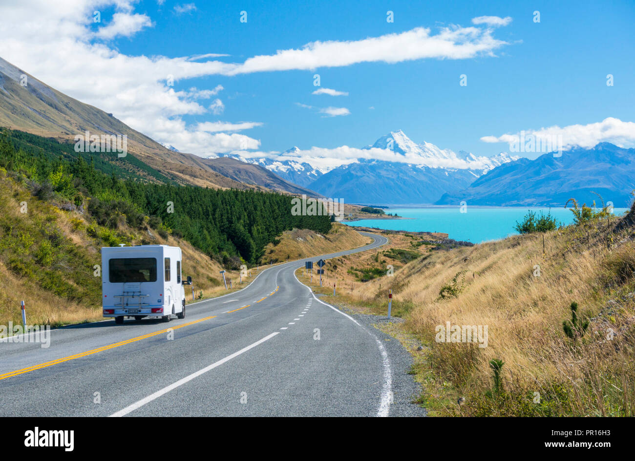 Motorhome (autocaravana) en un sinuoso camino hacia el Monte Cook, el Parque Nacional del Monte Cook, el Lago Pukaki, UNESCO, Isla del Sur, Nueva Zelanda Foto de stock