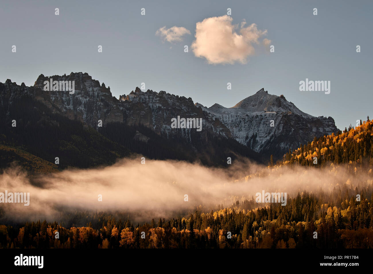 Montañas cubiertas de nieve en el otoño con niebla, Uncompahgre National Forest, Colorado, Estados Unidos de América, América del Norte Foto de stock