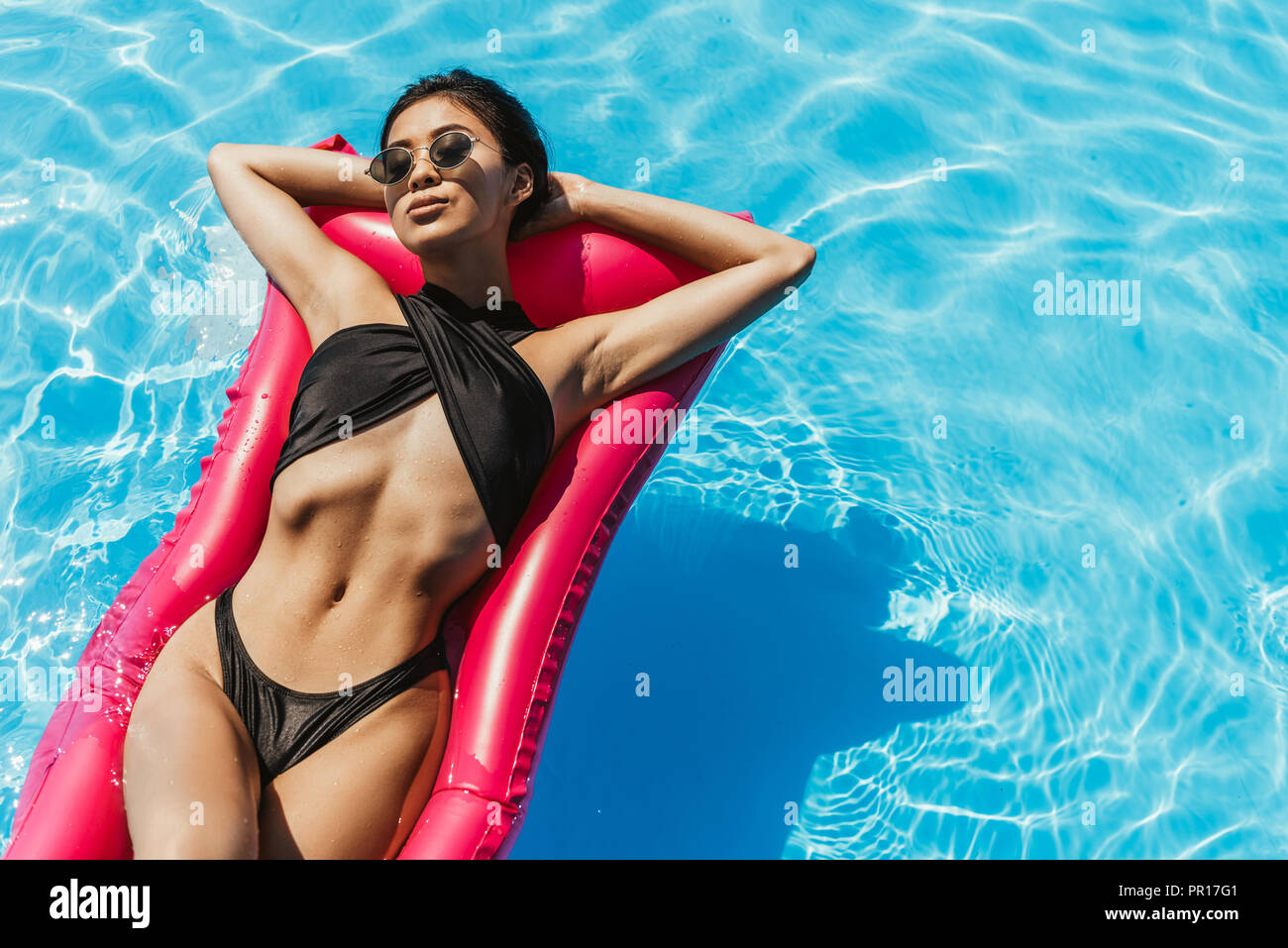 Vista Superior De La Muchacha Asiatica En Traje De Bano Y Gafas De Sol En Colchones Inflables En Agua Fotografia De Stock Alamy