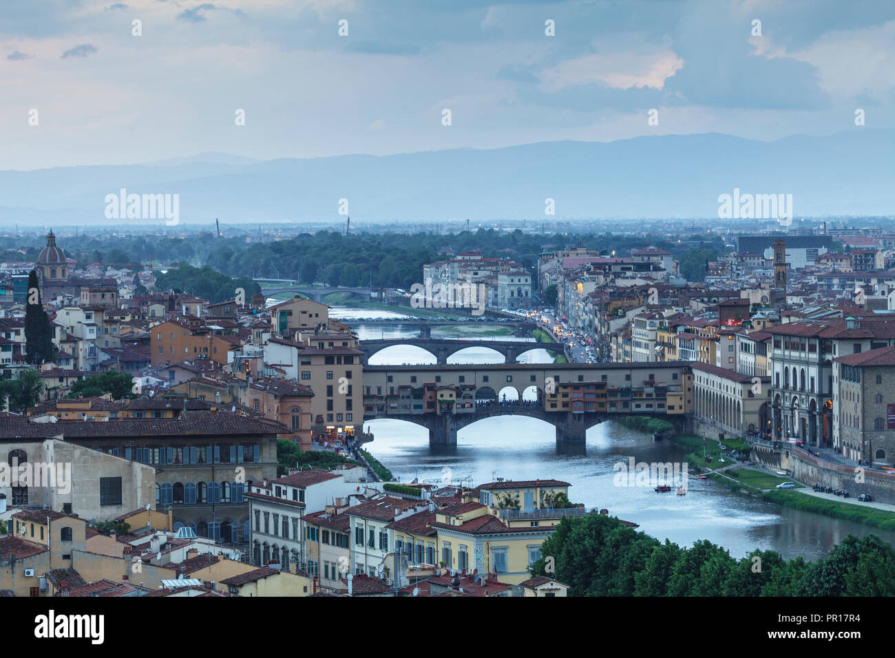 Ponte Vecchio sobre el río Arno y el centro histórico de Florencia, Toscana, Italia, Europa Foto de stock