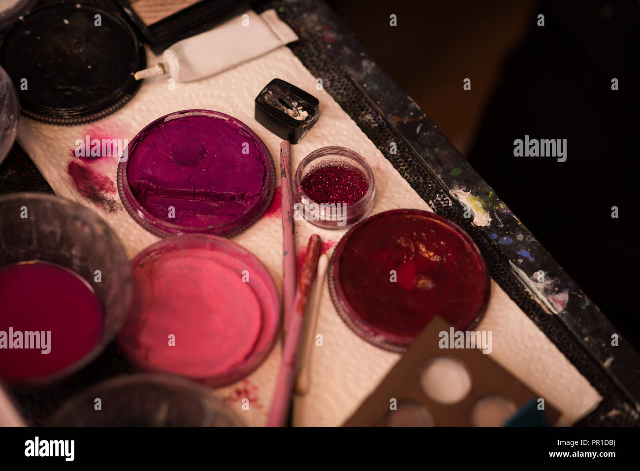 Colores de pintura corporal sobre la mesa Foto de stock