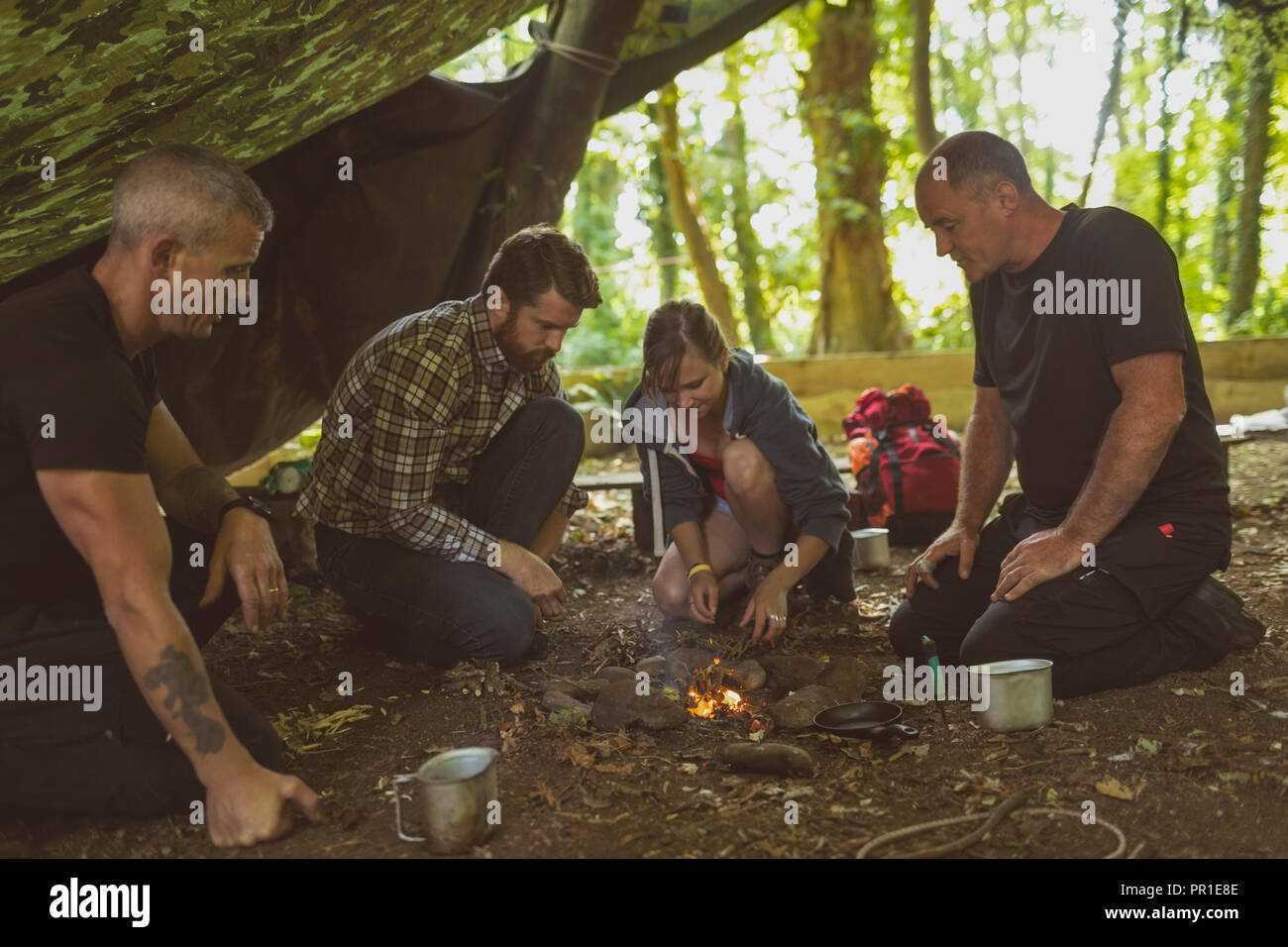 Grupo de personas relajante en boot camp Foto de stock