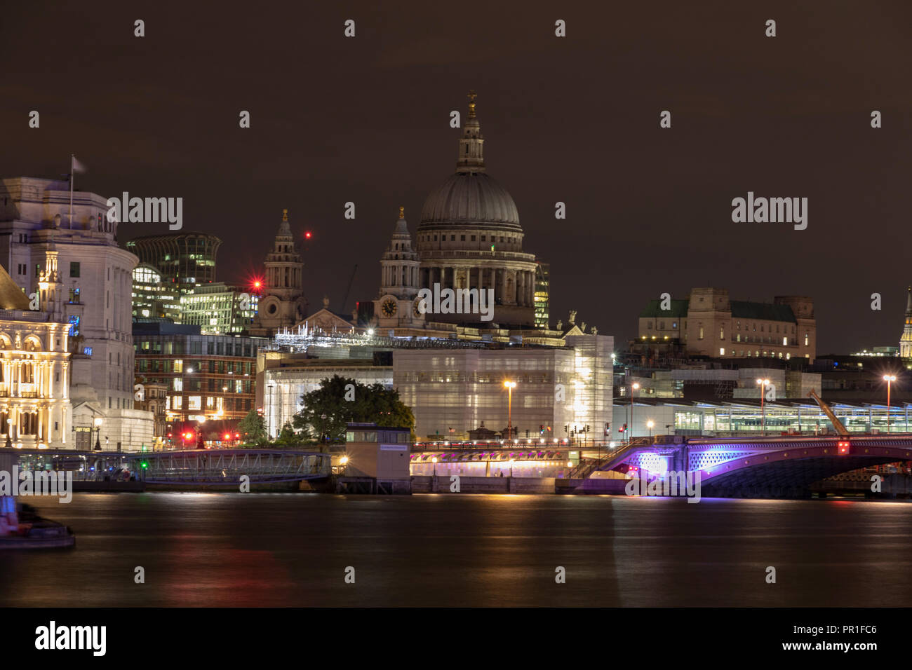 Filmación nocturna de Londres la hermosa Catedral de San Pablo Foto de stock