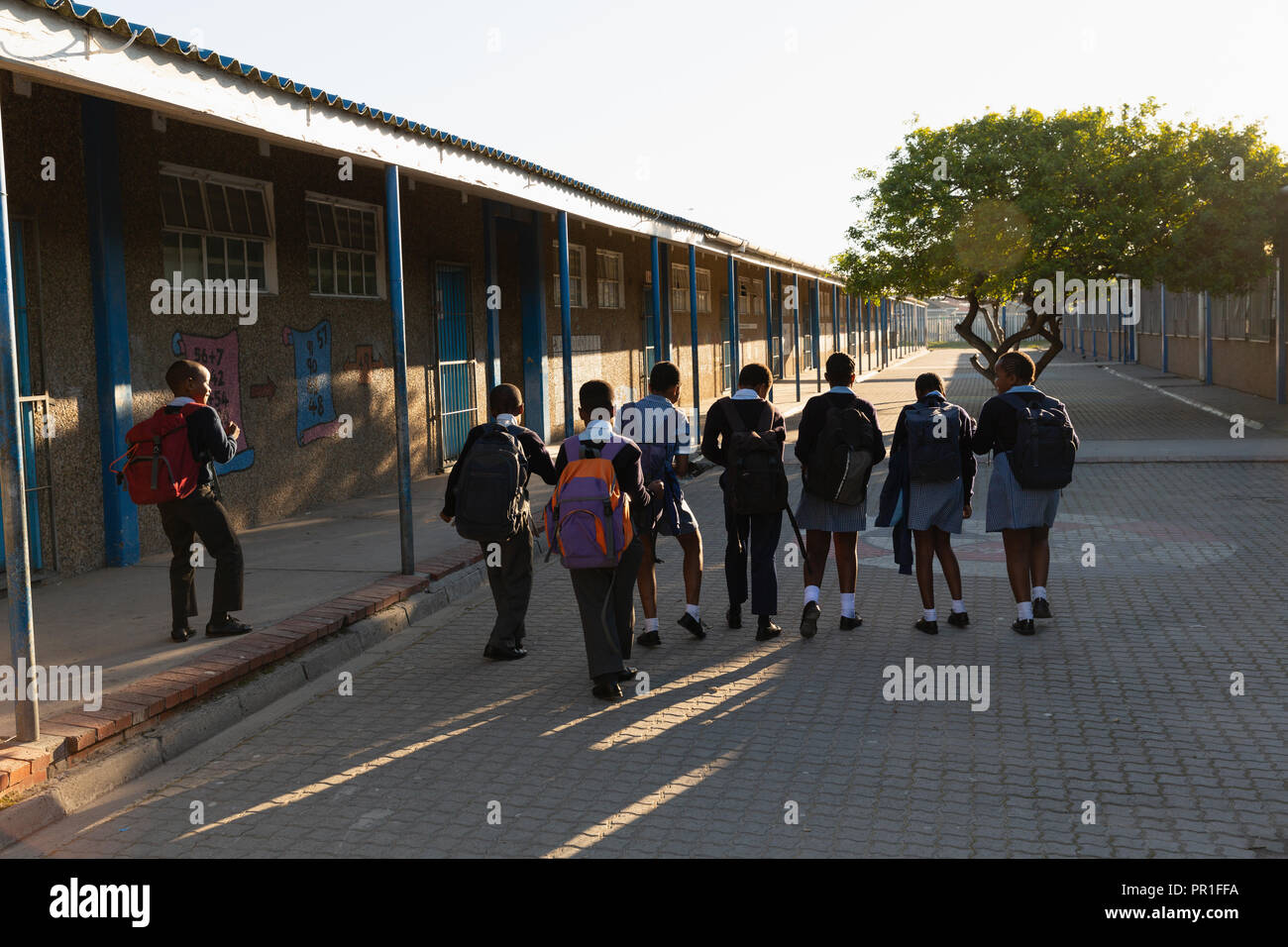 Schoolkids caminando en el campus de la escuela Foto de stock