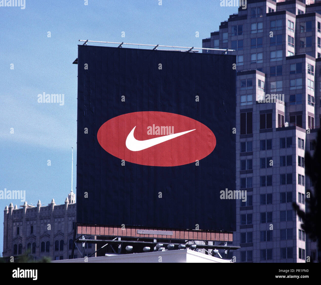 Logotipo de Nike anuncio en vallas en techo del edificio en el centro de  San Francisco, California, 1996 Fotografía de stock - Alamy