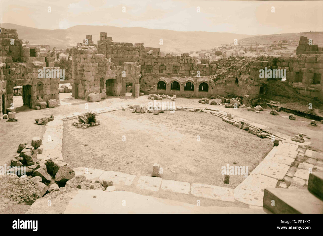 Baalbek. Explanada sextagonal. En 1936, Líbano, BaʻLabakk Baʻlabakk Foto de stock