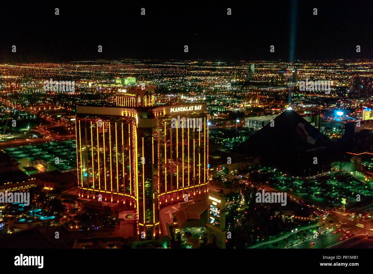 Las Vegas, Nevada, Estados Unidos - 18 de agosto de 2018: Vista aérea de  Las Vegas Skyline por la noche. Vuelo panorámico sobre Luxor Hotel Pyramid  Casino con show de luces y