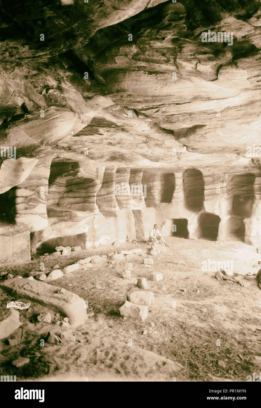 Trans-Jordan. Petra. Una tumba exterior. (Mostrando típicas vetas en roca). 1898, Jordania, Petra, extinto ciudad Foto de stock