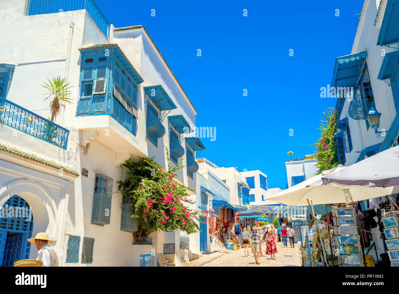 La principal calle de tiendas de la ciudad azul y blanca de Sidi Bou Said. Túnez, Norte de África Foto de stock