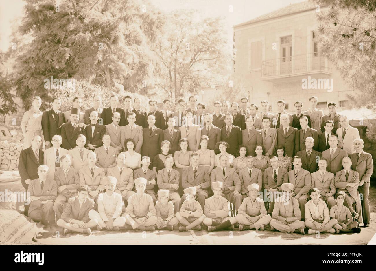 Gran grupo del Departamento de Salud Pública y los laboratorios, tomada el 2 de junio de 1944, el Oriente Medio, Israel y/o Palestina Foto de stock