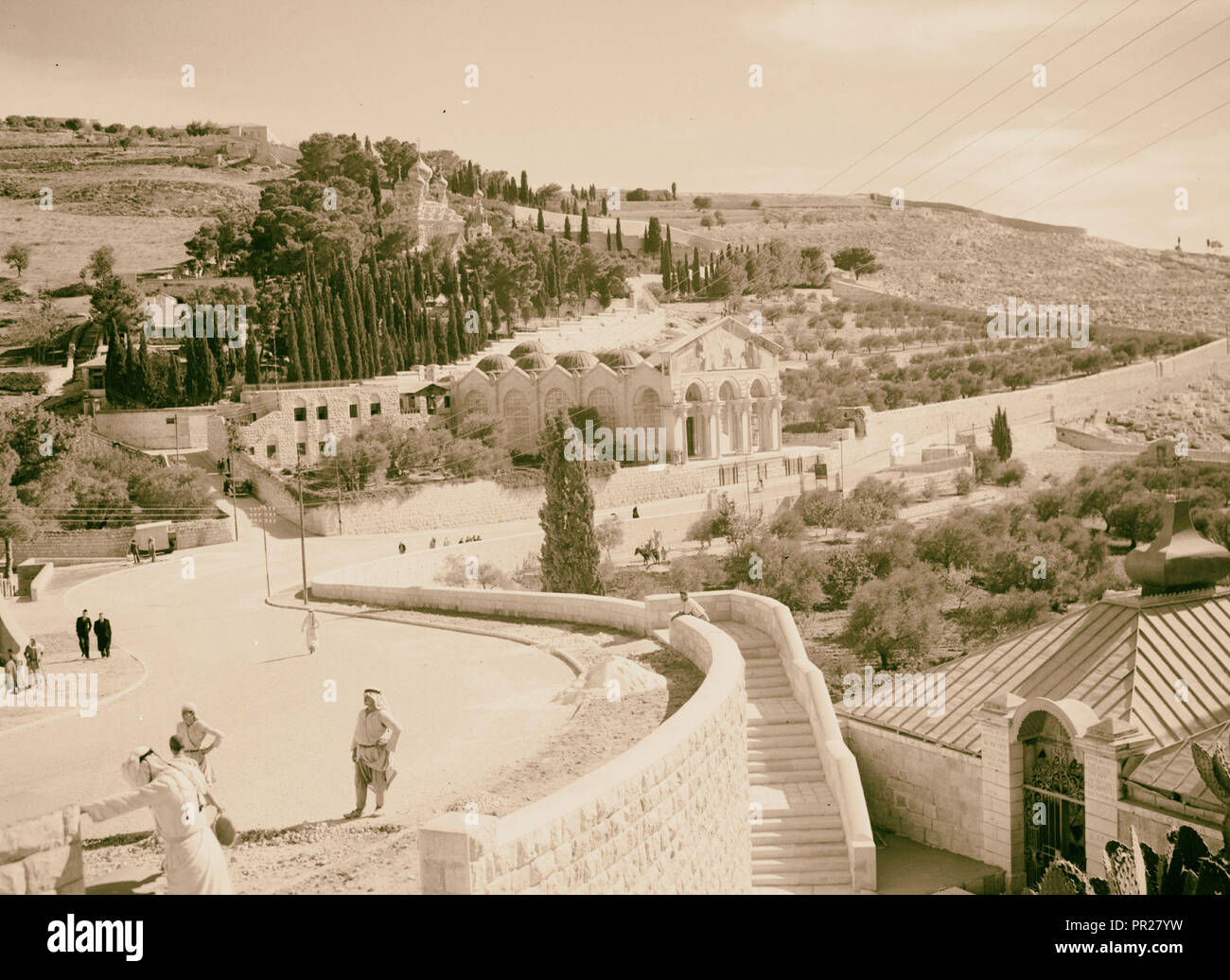 Jardín de Getsemaní y laderas de Los Olivos con la nueva carretera, encantadora de la curva de la carretera. En 1942, Jerusalén, Israel Foto de stock