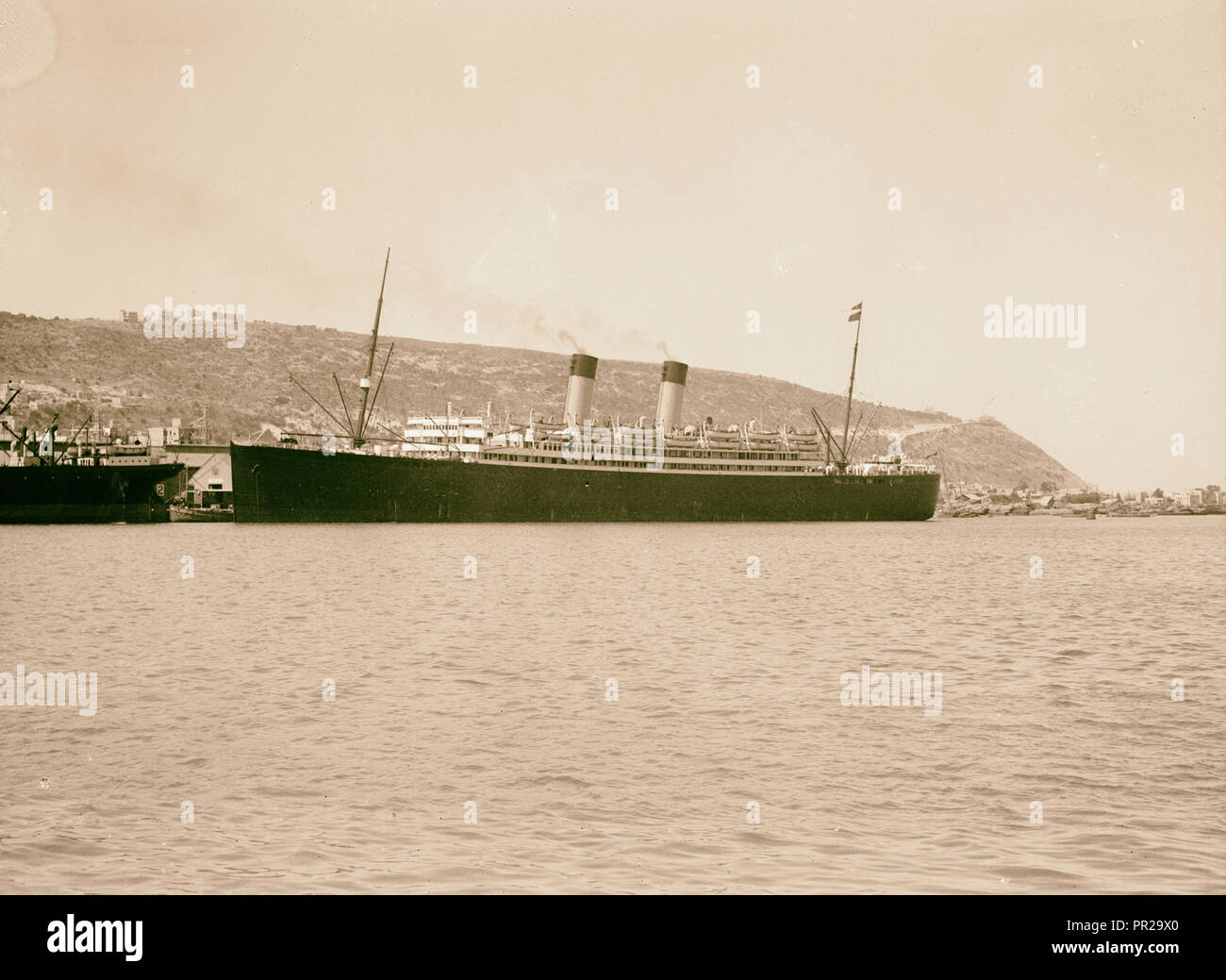 Los disturbios palestinos de 1936. El crucero de lujo Laurentic acoplado en Haifa. Mt. Carmelo es notorio que se ve al fondo Foto de stock