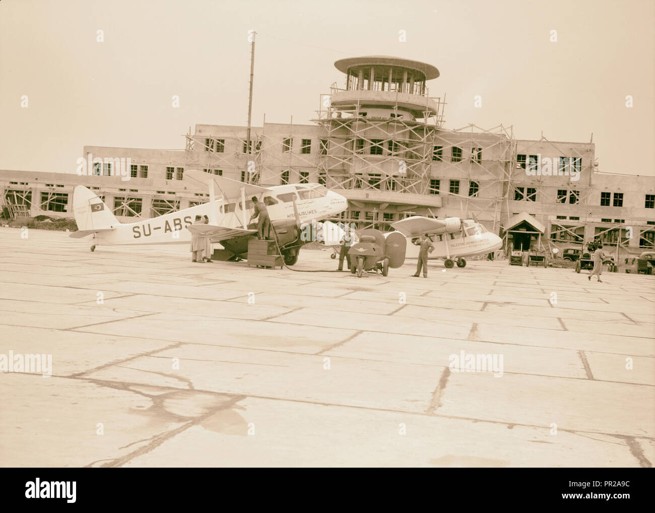 Lydda Air Port. Air Port Edificio mostrando un avión Misr & Palestina Airways plano. En 1934, Israel, Lod Foto de stock