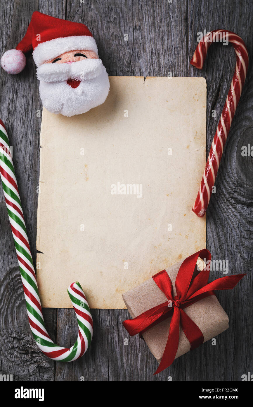 Carta a Santa Claus. Regalo de navidad con dulces y antigua hoja de papel  con copia espacio en una mesa de madera, vista superior Fotografía de stock  - Alamy
