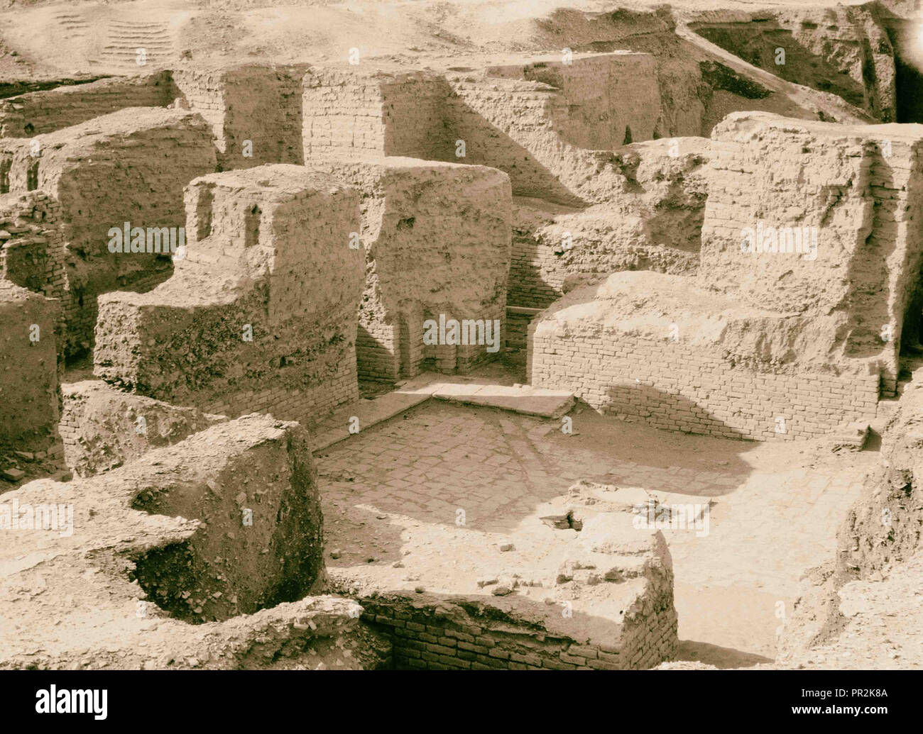 Iraq. Ur. (llamado de los Caldeos). Patio bien conservado y casas. 1932, Irak, Ur, extinto ciudad Foto de stock