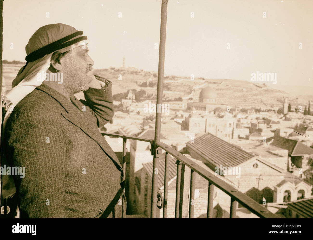 Muezzin llama hora de oración desde el minarete de Saladino, el 31 de enero de 1939, Jerusalén, Israel Foto de stock