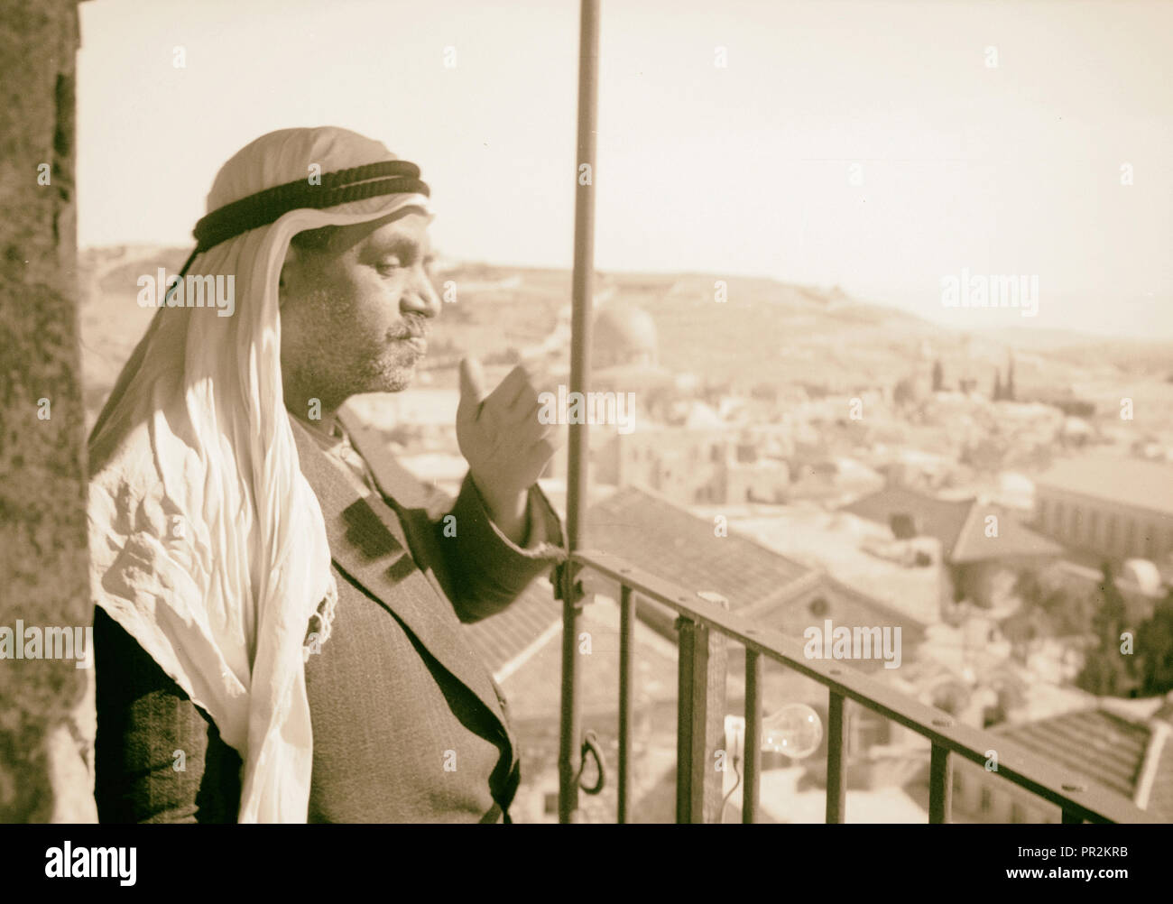 Muezzin llama hora de oración desde el minarete de Saladino, el 31 de enero de 1939, Jerusalén, Israel Foto de stock