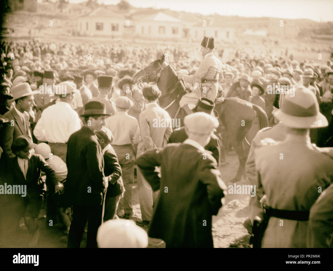 Injerencia policial ortodoxa de intentar romper el macabeo, juego de fútbol 1934, Oriente Medio, Israel y/o Palestina Foto de stock