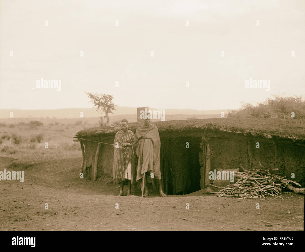 Colonia de Kenia. Namanga, sur de la reserva de caza. Semi-subterráneo de habitantes. En 1936, Kenya, Namanga Foto de stock