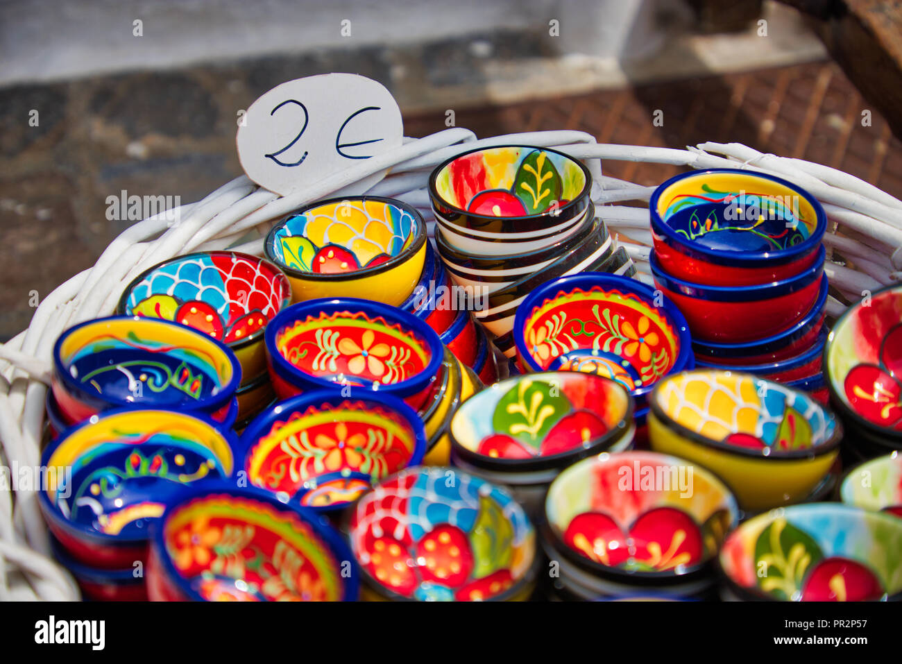 Primer plano de una canasta de regalos coloridos recipientes para la venta  por 2 euros en un mercado en Sagunto, España Fotografía de stock - Alamy