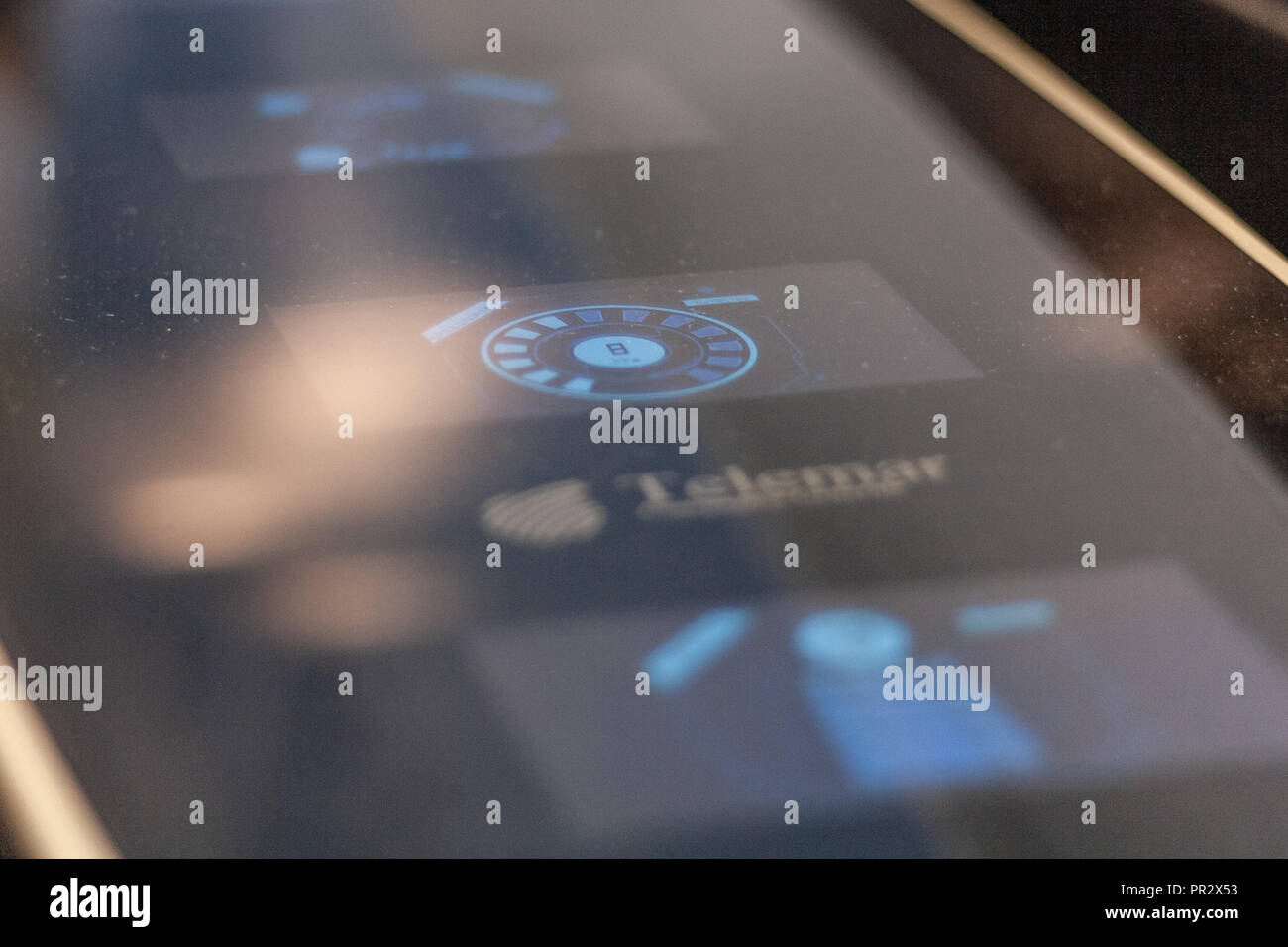 El futuro del aire, la tierra, el mar y la navegación. Los hologramas, gráficos, sonares y instrumentos de rastreo para cualquier tipo de crucero. El panel de control, un futurista Foto de stock