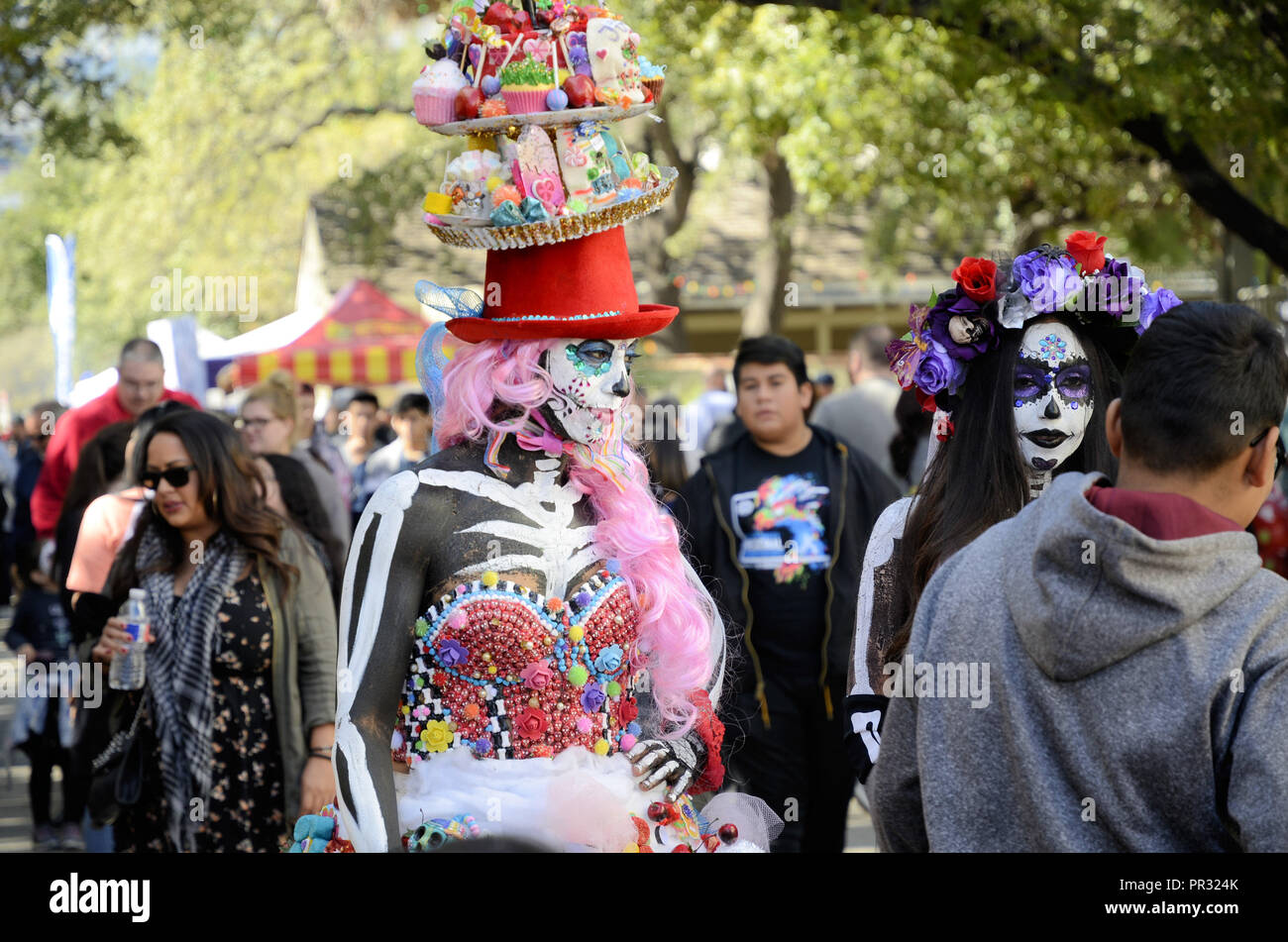 Mujeres vestidas como Catrinas; Celebración del Día de los Muertos en San  Antonio, Texas, Estados Unidos; octubre de 2017 Fotografía de stock - Alamy