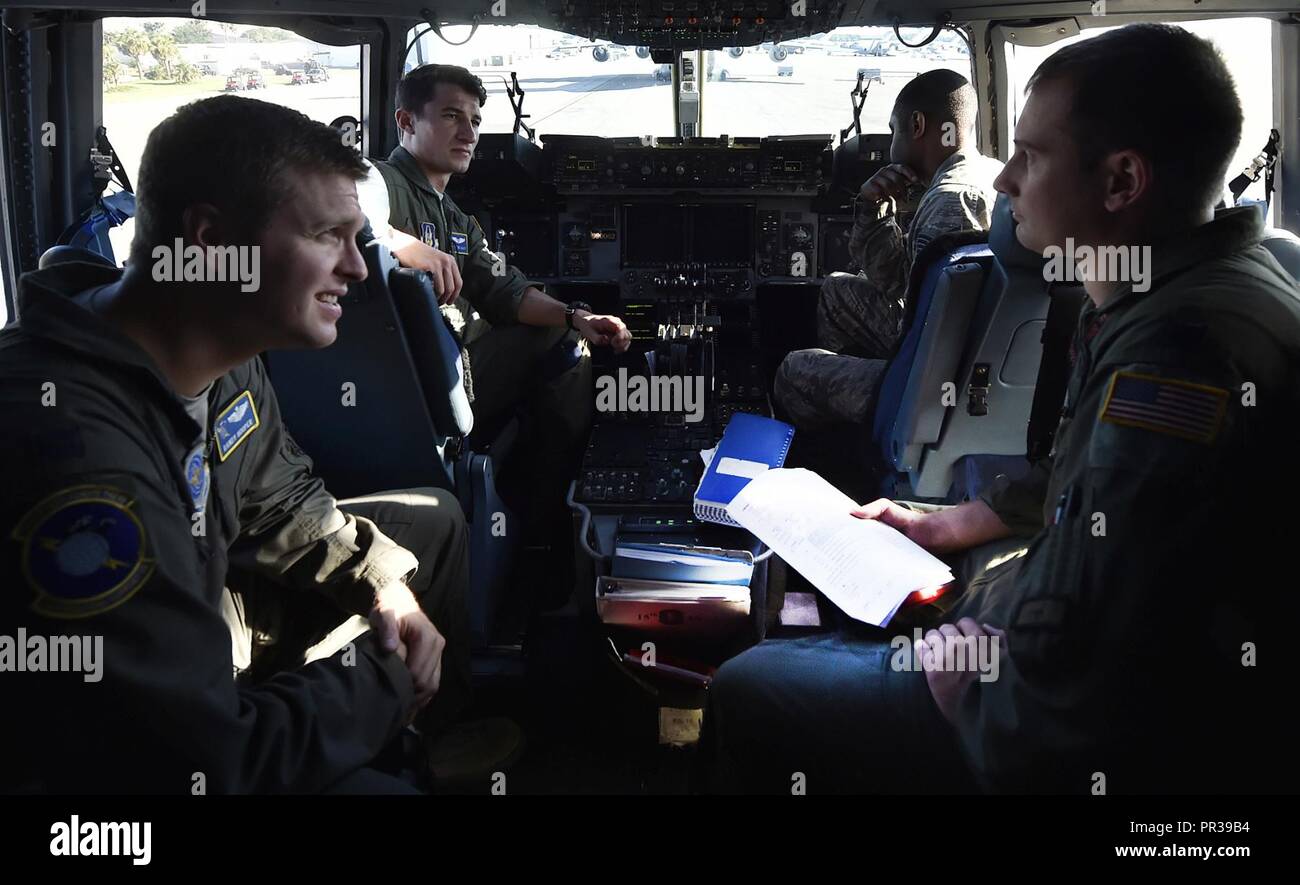 Los reservistas de la Fuerza Aérea de EE.UU. en servicio activo y los miembros realicen prelaunch comprueba la existencia de un C-17 Globemaster III aquí, antes de que salgan de la base conjunta Lewis-McChord, Estado de Washington, en apoyo del ejercicio movilidad Guardian el 31 de julio. Guardián de Movilidad está diseñado para mejorar las capacidades de movilidad de aviadores para triunfar en el dinámico entorno de amenazas. El ejercicio incluye más de 3.000 participantes e involucra a 25 países del 31 de julio al 11 de agosto. Foto de stock