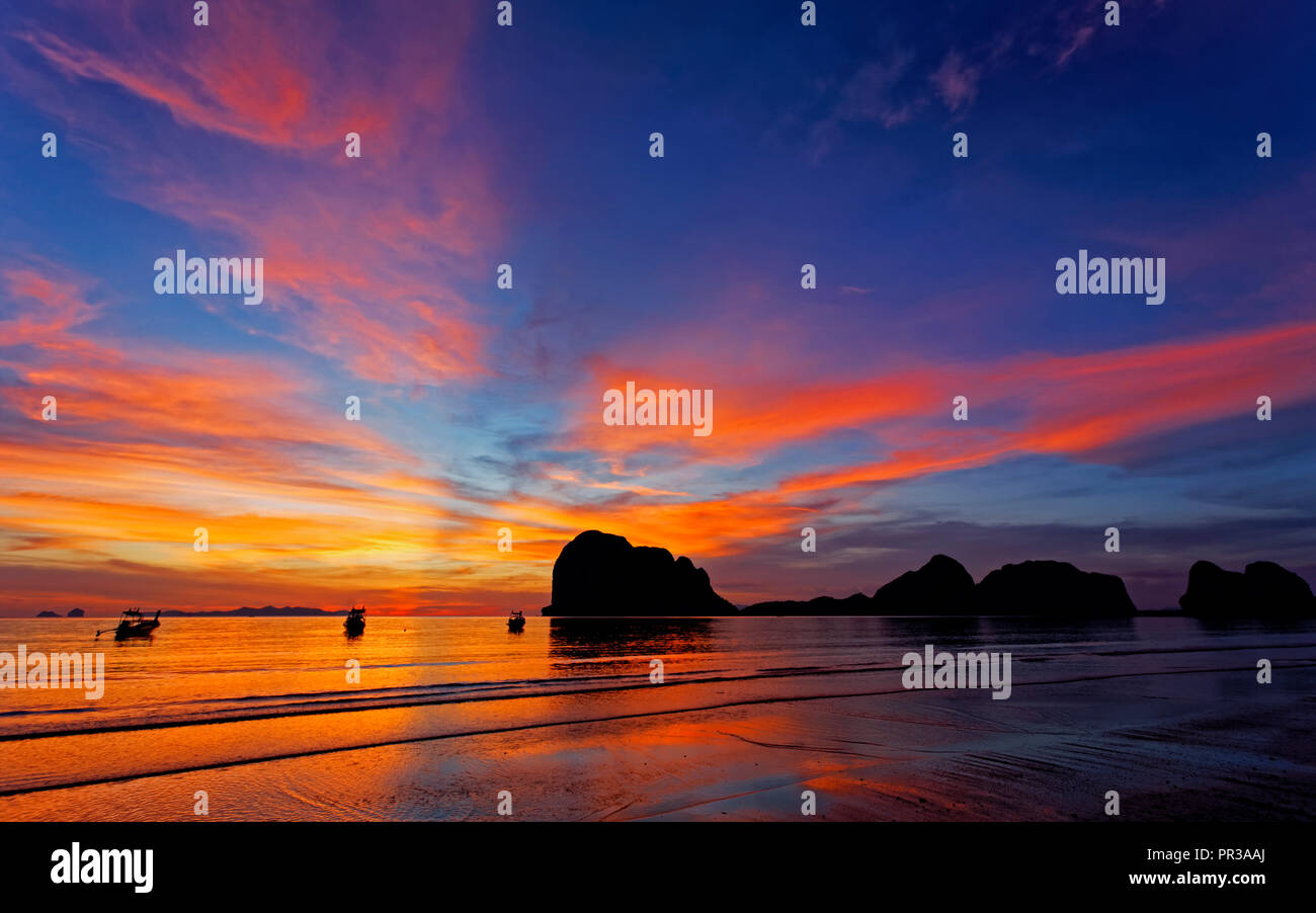 Espectacular puesta de sol, mar de Andaman, Pak Meng, Is Kao, Provincia Trang, en el sur de Tailandia Foto de stock