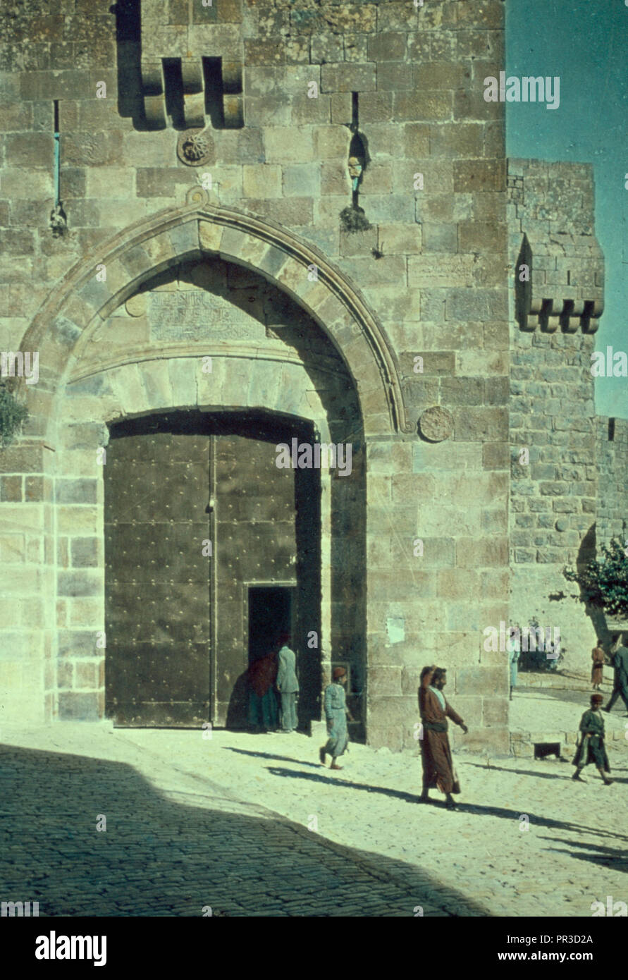 Jerusalén. Puerta de Jaffa. El ojo de la aguja. Matt. 1924. 1950, Jerusalén,  Israel Fotografía de stock - Alamy