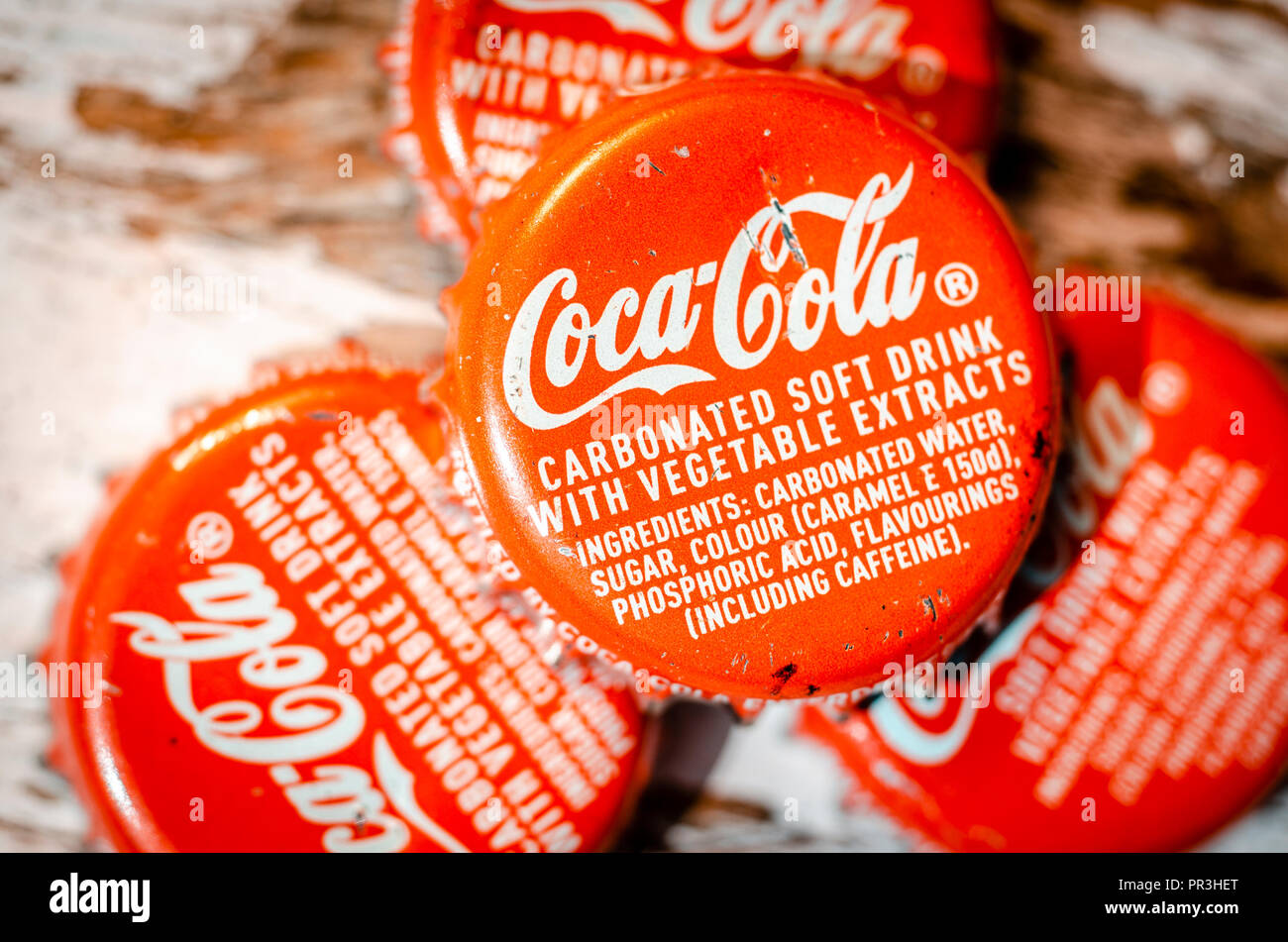CocaCola Bottle Tops, CocaCola fue introducido por primera vez en