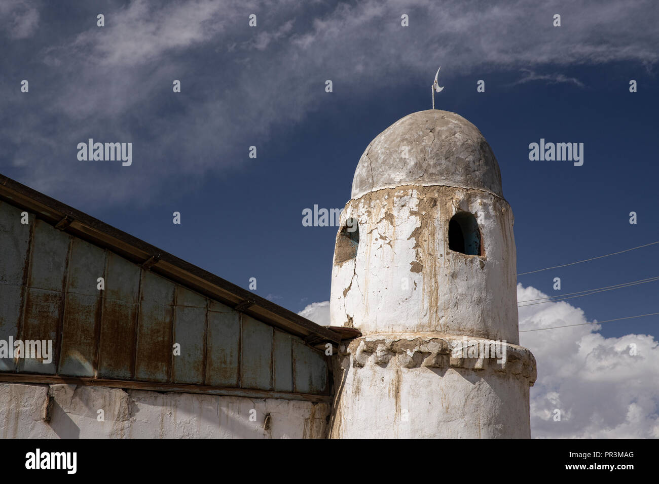 El hermoso minarete de la mezquita en la remota aldea de Karakul en el extremo oriental de la sección de la autopista de Pamir en Tayikistán. Foto de stock