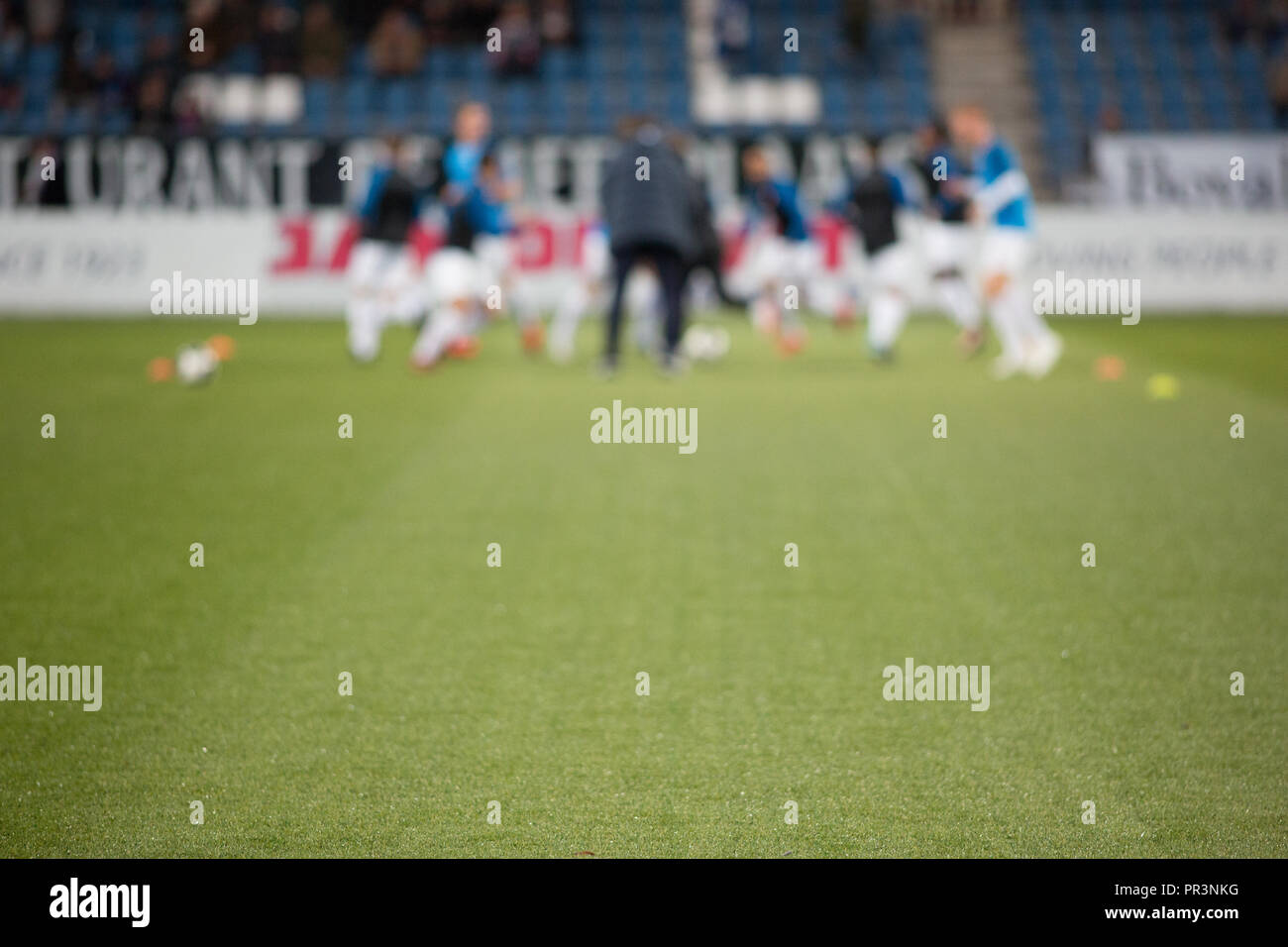 Un equipo de fútbol se está preparando para jugar un partido. Foto de stock