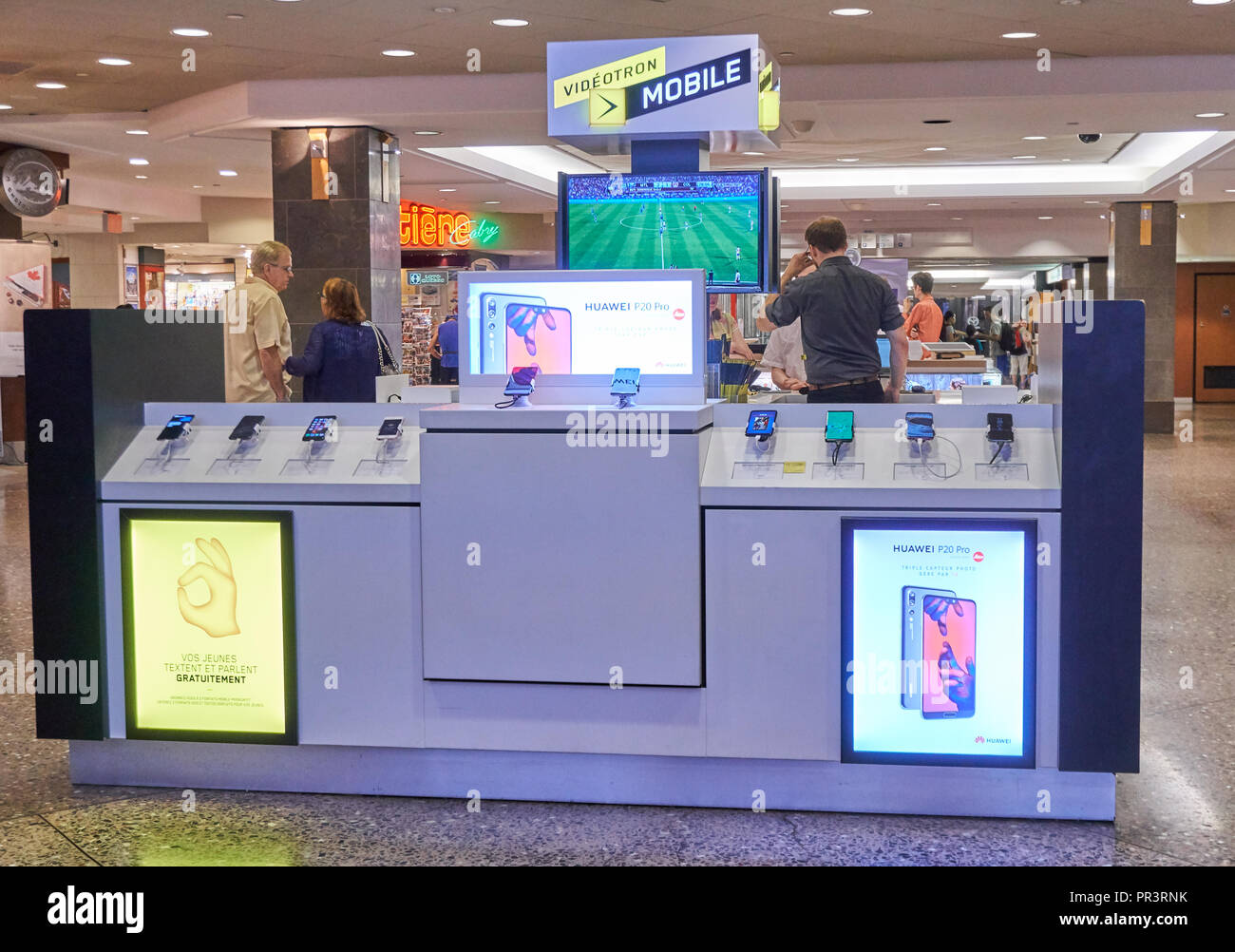 MONTREAL, Canadá - 8 de septiembre de 2018: Videotron kiosco móvil. Videotron es una compañía canadiense de telecomunicaciones integradas, proporcionando diferentes servi Foto de stock