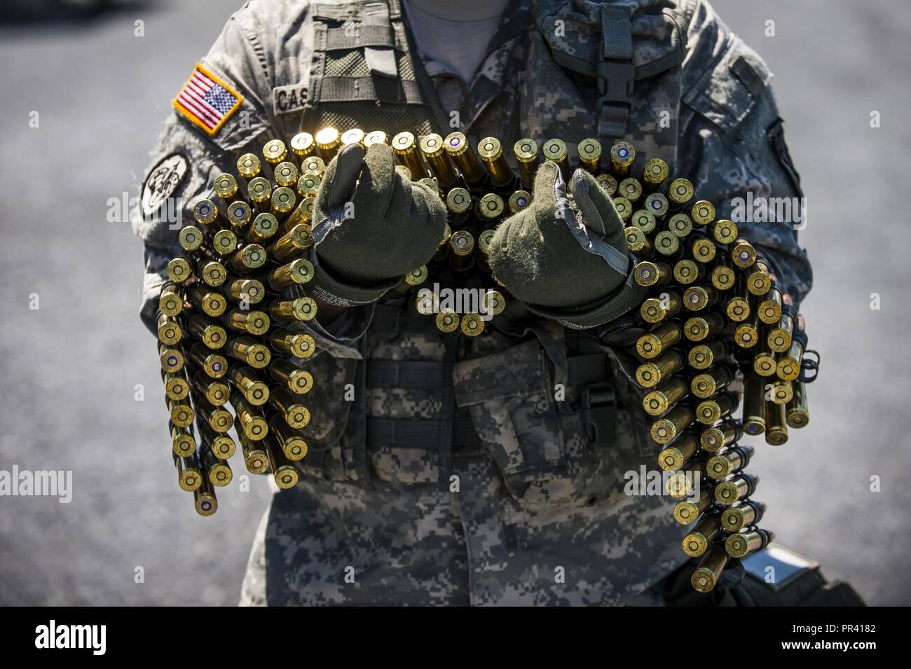 Un policía militar de Reserva del Ejército de EE.UU. Soldados de la 200ª  Comandancia de Policía Militar (Sede de la compañía), lleva varios  cinturones de calibre .50 para una ametralladora M2 Rango
