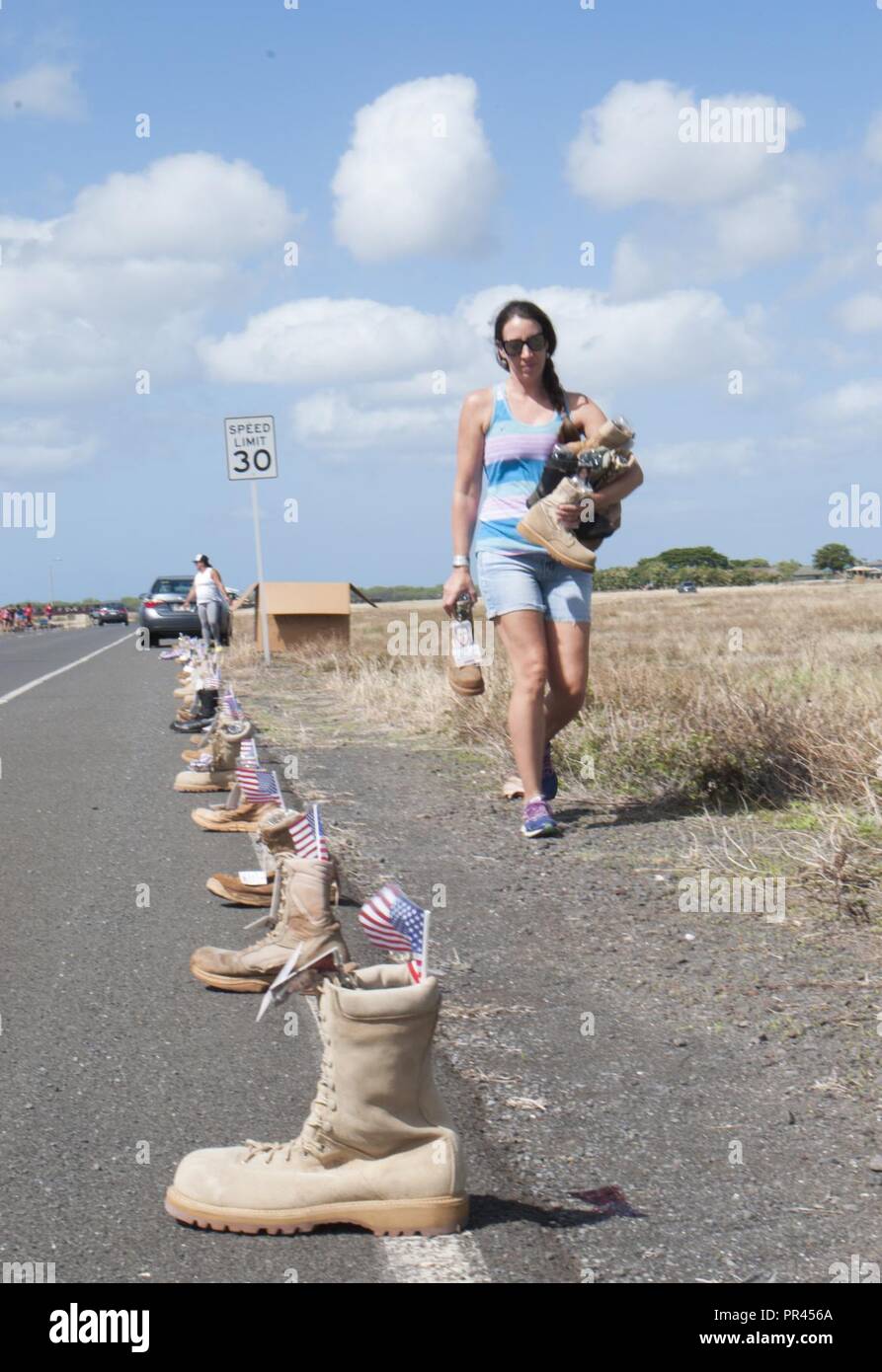 FORD ISLAND - Guardia Costera cónyuge Carrie Kennedy lleva botas militares  para colocar a lo largo de O'Kane Blvd. En Ford Island, 6 de septiembre,  2018. Las botas, cada uno con el