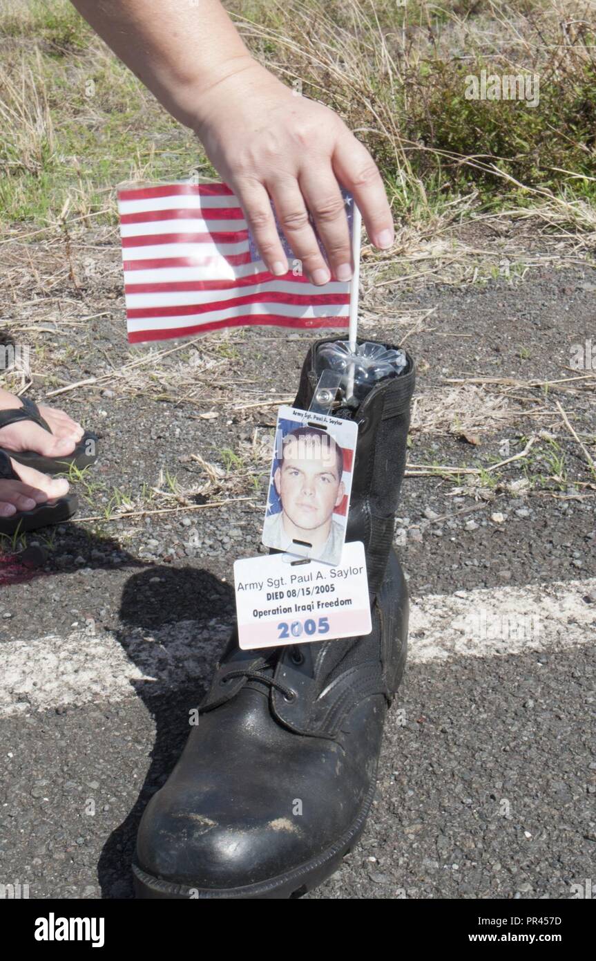 FORD ISLAND - Fuerza Aérea cónyuge Kim Andrews coloca una bandera americana  en una bota militar sobre la carretera a Ford Island, 6 de septiembre,  2018. Este arranque conmemoró el Sargento. Pablo
