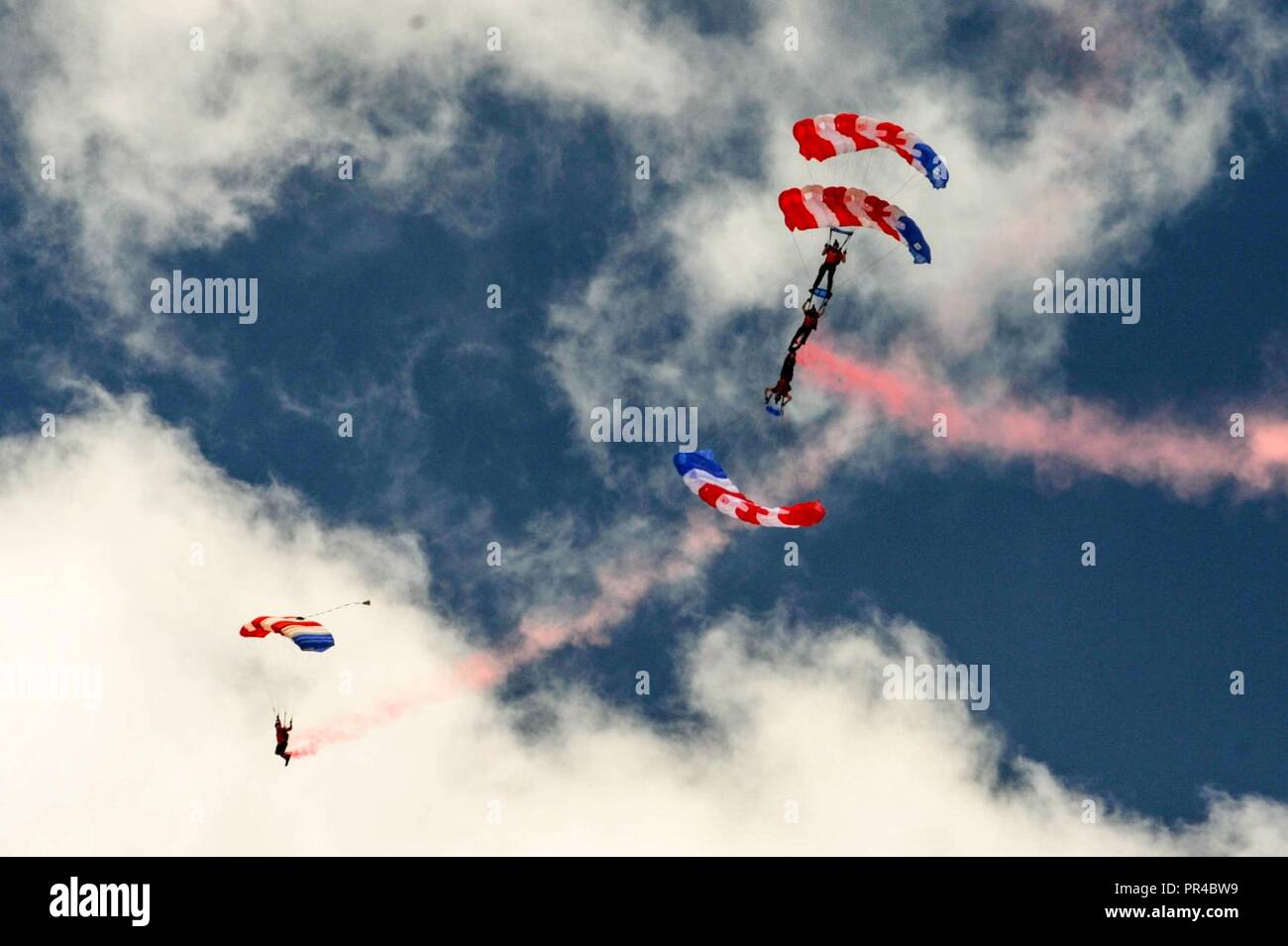 Los miembros del equipo de paracaidistas patriota paracaídas en el aeródromo durante las fronteras en vuelo Open House y Airshow, el 8 de septiembre de 2018, a McConnell Air Force Base, Kan. El equipo es un equipo de demostración skydive profesional pertenece y es operado por el ex Navy SEALs. Foto de stock