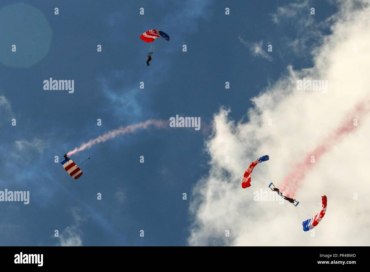 Los miembros del equipo de paracaidistas patriota paracaídas en el aeródromo durante las fronteras en vuelo Open House y Airshow, el 8 de septiembre de 2018, a McConnell Air Force Base, Kan. El equipo es un equipo de demostración skydive profesional pertenece y es operado por el ex Navy SEALs. Foto de stock