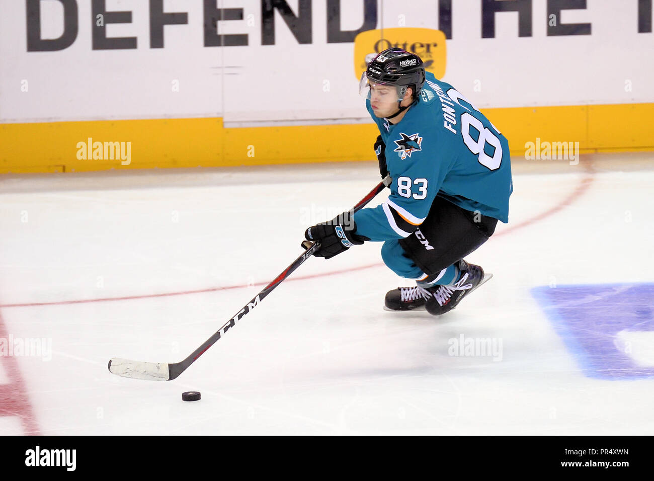 Loveland, Colorado, Estados Unidos. 28 Sep, 2018. San Jose Barracuda  adelante Matt Fonteyne (83) patines de hielo arriba del cursor en el tercer  período de su AHL hockey contra el San Jose