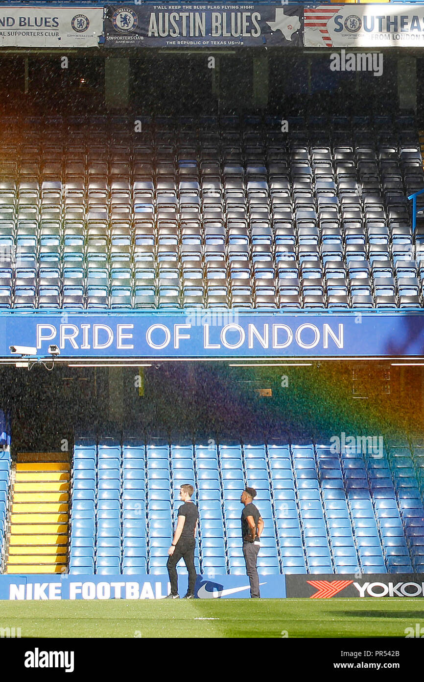 Orgullo de colores en la forma de un arco visto durante la Premier League entre el Chelsea y el Liverpool en Stamford Bridge, Londres, el 29 de septiembre de 2018.